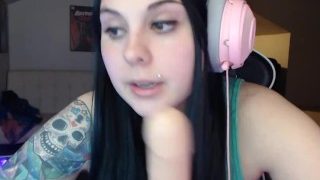 Teen camgirl Brooke Synn sucks a dildo in xxx chat