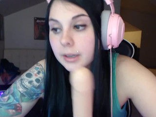 Teen camgirl Brooke Synn sucks a dildo in xxx chat