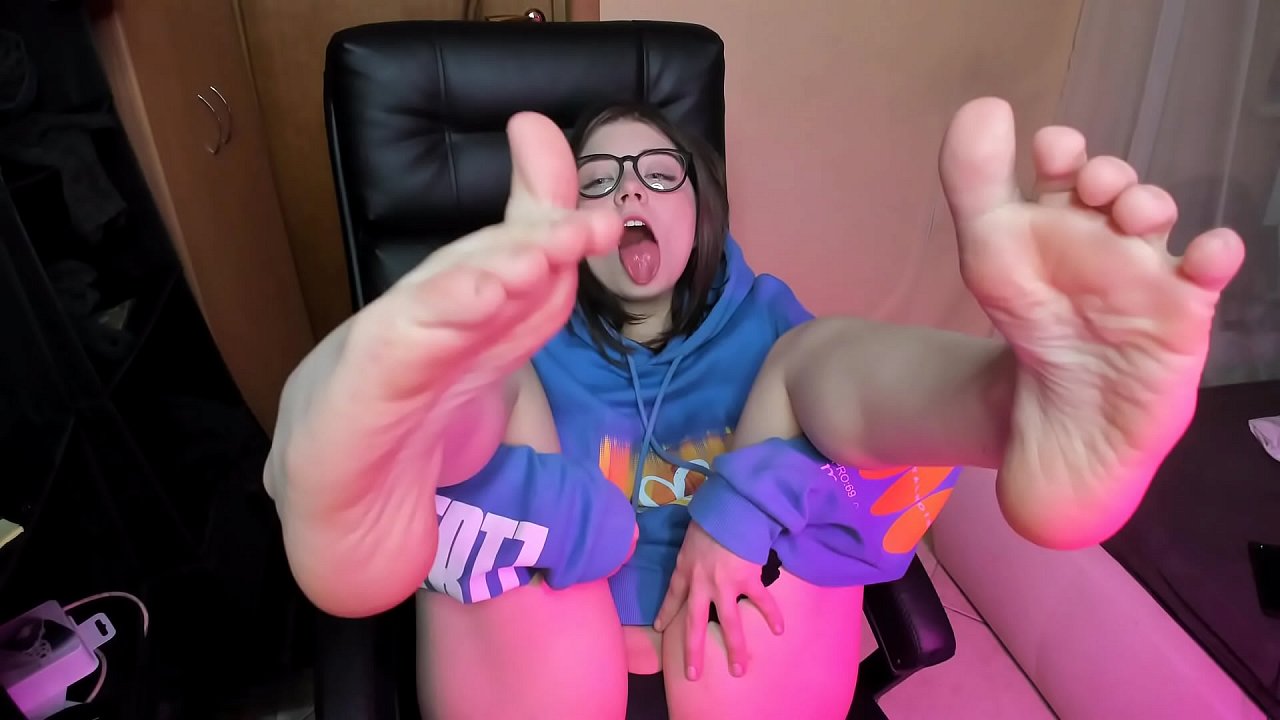 Young camgirl loses her pussy with a huge dildo